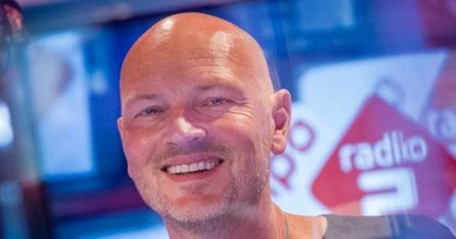 Wouter van der Goes presenteert deze zomer het Top 40 hitdossier op NPO Radio 2